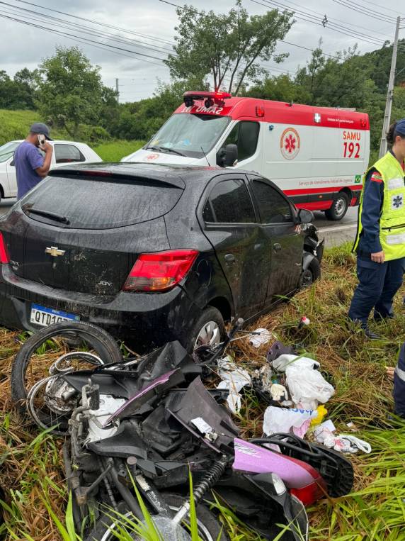 Motociclista morre ao ser atingida por carro que rodou na pista - foto 2