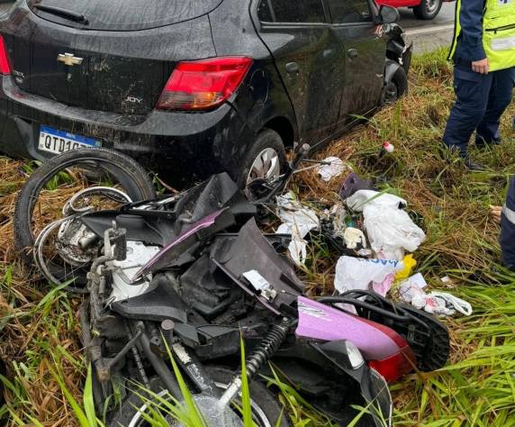 Mulher foi encontrada caída ao lado da motocicleta, que ficou completamente danificada
