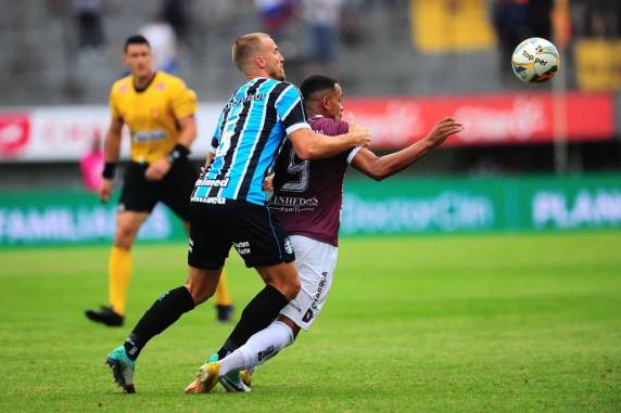 Gustavo Martins abriu o placar no primeiro tempo, mas Tomas Bastos e Alvaro garantiram a vitória grená