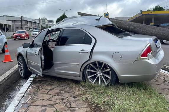 Jovem fica ferido após colidir carro contra poste na BR-116, em Caxias do Sul - foto 2