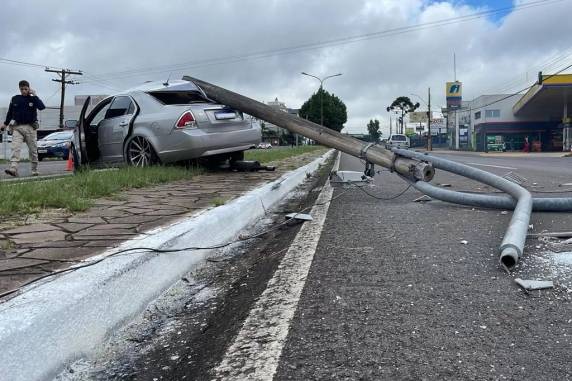 Jovem fica ferido após colidir carro contra poste na BR-116, em Caxias do Sul - foto 3
