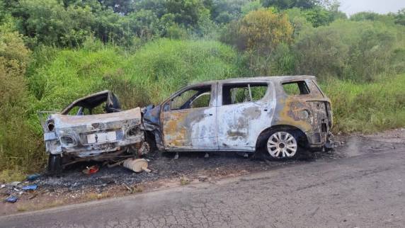 O veículo Corolla transitava no sentido Marau a Passo Fundo quando por motivos ignorados invadiu a pista contrária vindo a colidir frontalmente com o outro veículo.