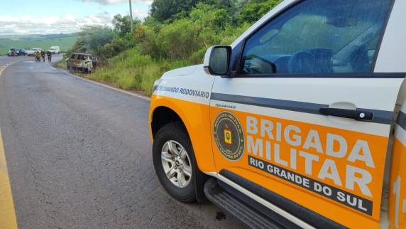 O veículo Corolla transitava no sentido Marau a Passo Fundo quando por motivos ignorados invadiu a pista contrária vindo a colidir frontalmente com o outro veículo.