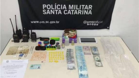 Investigação ocorre por meio da Justiça de Minas Gerais, que expediu mandado de busca na casa do homem. Prisão aconteceu em Ilhota.