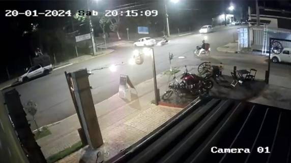 A Motocicleta teve a frente cortada por um GM Corsa