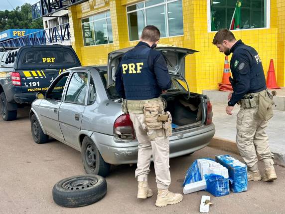A droga totalizou 133 quilos e estima-se que, após fracionada e comercializada, poderia render mais de 288 mil reais aos criminosos