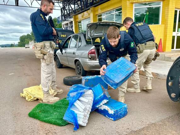 A droga totalizou 133 quilos e estima-se que, após fracionada e comercializada, poderia render mais de 288 mil reais aos criminosos