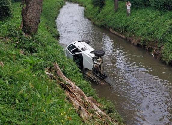 Condutor jogou veículo contra uma árvore para tentar diminuir a velocidade