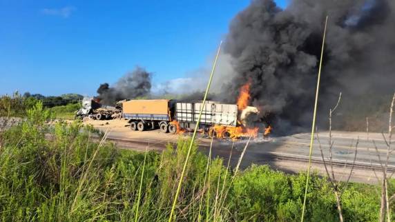A Scania se deslocava no sentido Canguçu para Caçapava do Sul, já o Volvo transitava em sentido contrário quando houve o impacto