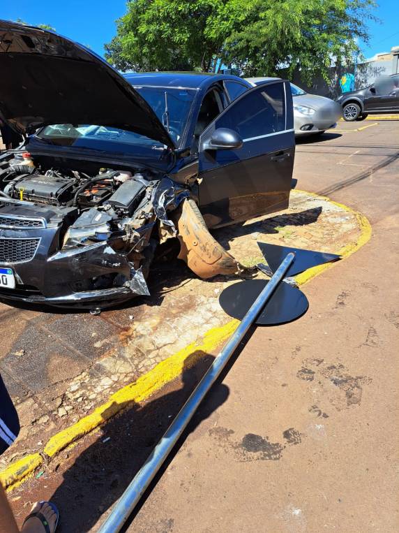 Os veículos colidiram em uma rótula do cruzamento da Av. Getúlio Vargas e a rua Jorge Leopoldo Weber