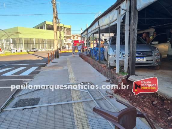 Veículo invade ambiente de uma lancheria no Centro de Três de Maio - foto 4