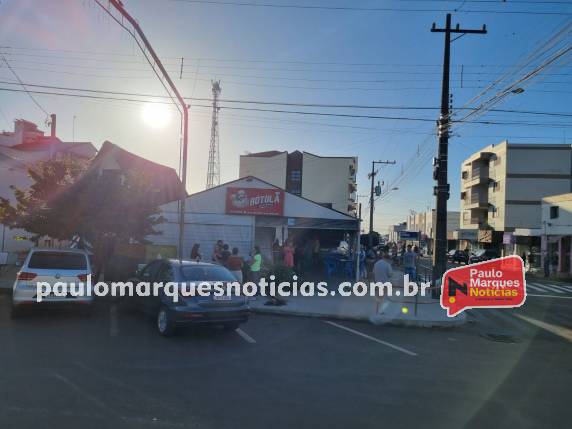 Veículo invade ambiente de uma lancheria no Centro de Três de Maio - foto 2