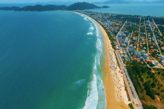 Suspeito prestou depoimento e negou acusações; agora, autoridades analisarão imagens de câmeras de segurança e conteúdo dos celulares apreendidos no local