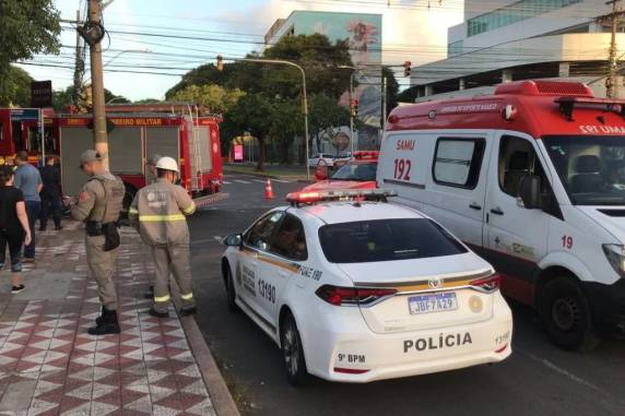 Caminhão terceirizado da CEEE Equatorial cai dentro do Arroio Dilúvio - foto 2
