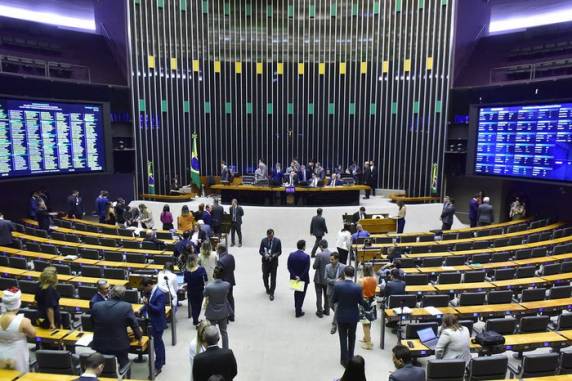 Para evitar ser atropelado em plenário, o Planalto trabalha numa proposta alternativa