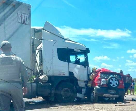 Colisão entre caminhão carro ocorreu na manhã deste sábado na cidade Missioneira
