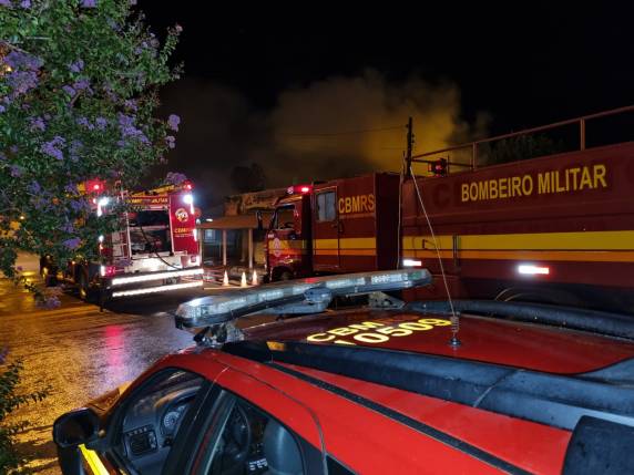 Loja Agropecuária é completamente destruída por incêndio em Três de Maio - foto 2