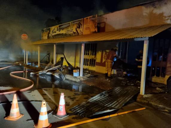 Loja Agropecuária é completamente destruída por incêndio em Três de Maio - foto 3
