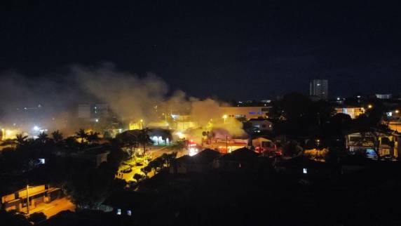 Loja Agropecuária é completamente destruída por incêndio em Três de Maio - foto 4