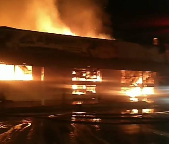 Loja Agropecuária é completamente destruída por incêndio em Três de Maio - foto 6