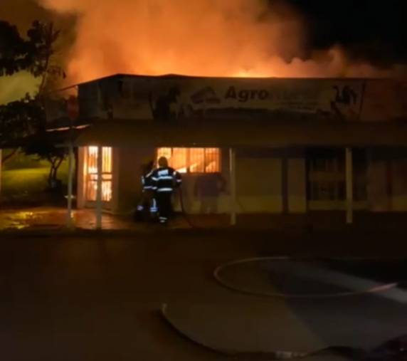 Loja Agropecuária é completamente destruída por incêndio em Três de Maio - foto 5