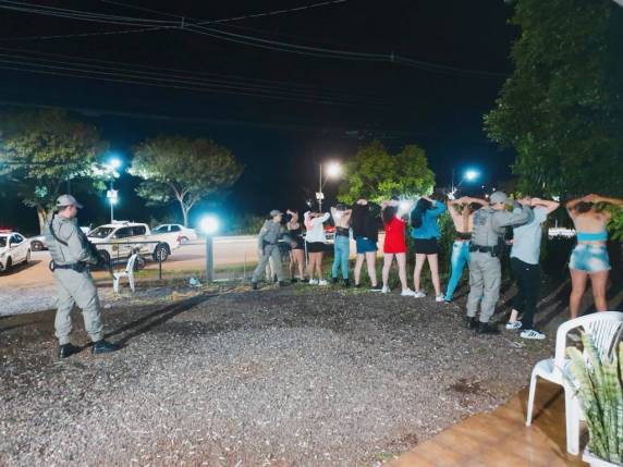 Foram abordados Estabelecimentos Comerciais, onde foram Identificadas 112 pessoas, Fiscalizados 68 veículos, destes 10 Autuado, num total desse 12 Autos Lavrados por Infrações Diversas, Recolhido 01 Veículo, efetuadas 02 Prisões por Posse de Entorpecentes e encaminhado até a Delegacia de Policia uma Pessoa a qual constava no Sistema Integrado como Desaparecida.