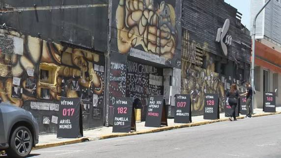 Associação de vítimas realiza homenagem a 242 vítimas da tragédia que chocou o país em 2013. Após anulação do primeiro júri, novo julgamento está marcado para 26 de fevereiro.