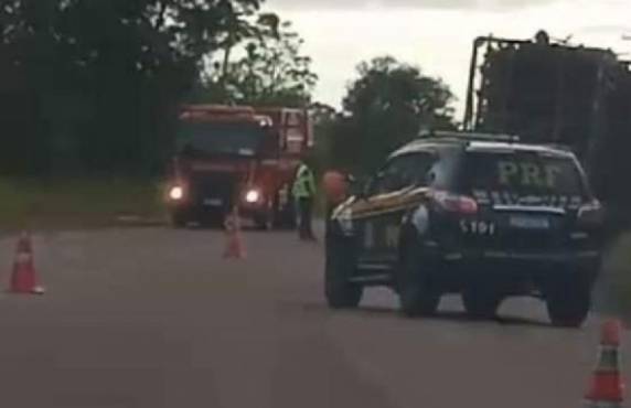 Colisão envolveu uma carreta carregada com toras de madeira e um Corolla