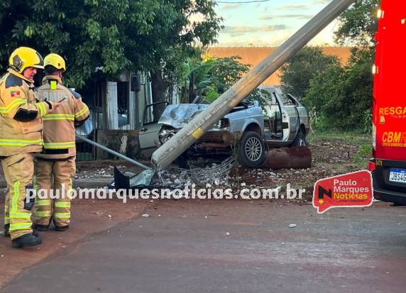 O acidente aconteceu no bairro Hortêncio, e o motorista ficou preso ás ferragens de um automóvel Gol