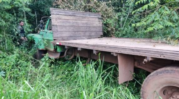 Durante o deslocamento pela estrada rural, os policiais avistaram rastros de grão de soja nas margens do rio Uruguai, pela estrada que levou até uma propriedade onde havia dois galpões com estrutura de armazenamento de soja