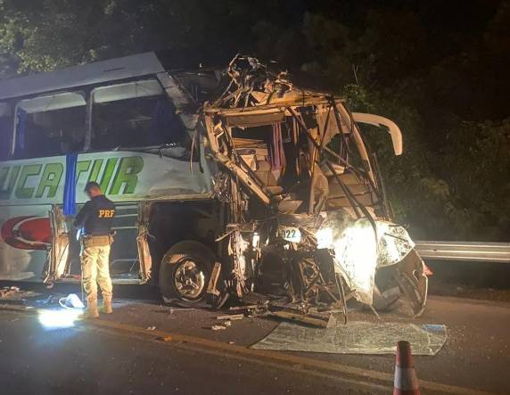 Acidente aconteceu na noite de domingo, no km 215 da rodovia. Vítima tinha 13 anos