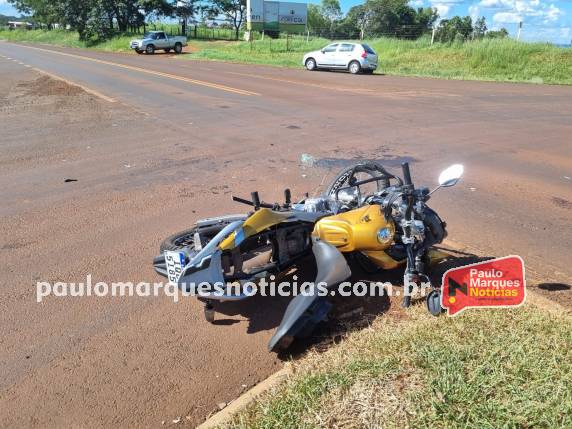 Colisão entre carro e moto deixa dois feridos no trevo do parque em Três de Maio - foto 3