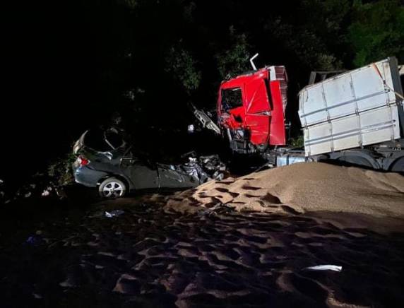 Colisão envolvendo dois carros, um caminhão e duas carretas aconteceu por volta das 19h30min