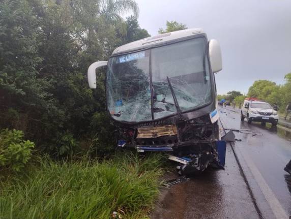Coletivo envolvido na batida, na altura do km 30, transportava funcionários de uma empresa