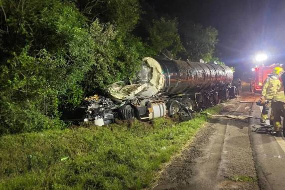 Uma carreta invadiu a pista contrária, no km 51 da rodovia, na segunda-feira, e atingiu outros quatro veículos. Morreram pai e filho