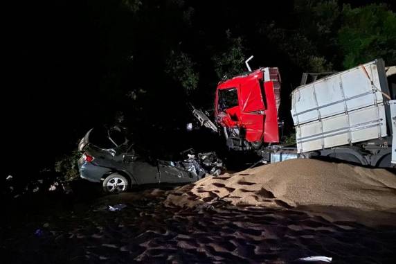 Uma carreta invadiu a pista contrária, no km 51 da rodovia, na segunda-feira, e atingiu outros quatro veículos. Morreram pai e filho