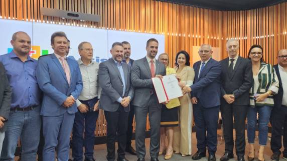Realizado em Porto Alegre, o ato contou com a presença do governador Eduardo Leite, da secretária Arita Bergmann e do presidente da Federação, Luciney Bohrer.