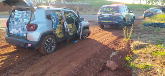 O condutor abandonou o veículo após estourar o pneu e fugiu a pé por uma lavoura de soja e matagal, não sendo localizado até o momento.