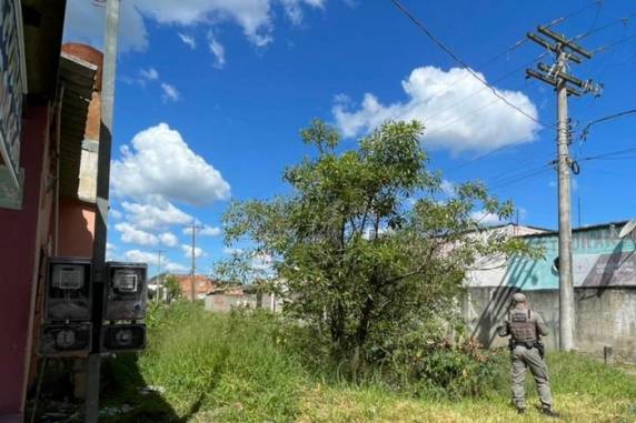 Cadáver foi localizado por funcionários de um restaurante localizado na Avenida Bernardino Silveira Amorim, no bairro Santa Rosa de Lima, na tarde desta terça-feira (30)