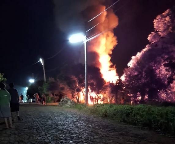 Um homem acabou sofrendo queimaduras e foi encaminhado ao hospital.