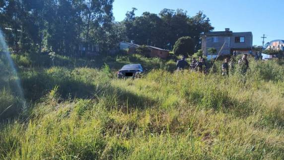 De posse de uma arma o indivíduo efetuou o roubo de um veículo Toyota Corolla e fugiu em direção a BR-386