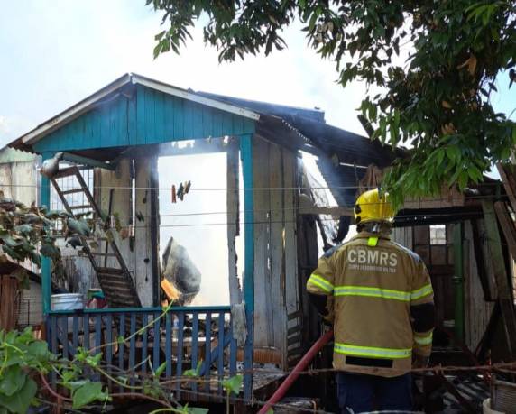 O imóvel ficava localizado na rua Marechal Deodoro, ao lado dos trilhos
