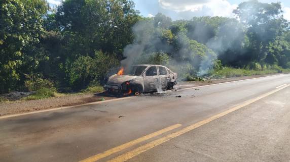 Segundo o motorista o carro pegou fogo após cruzar sobre um objeto de metal que estava na pista de rodagem
