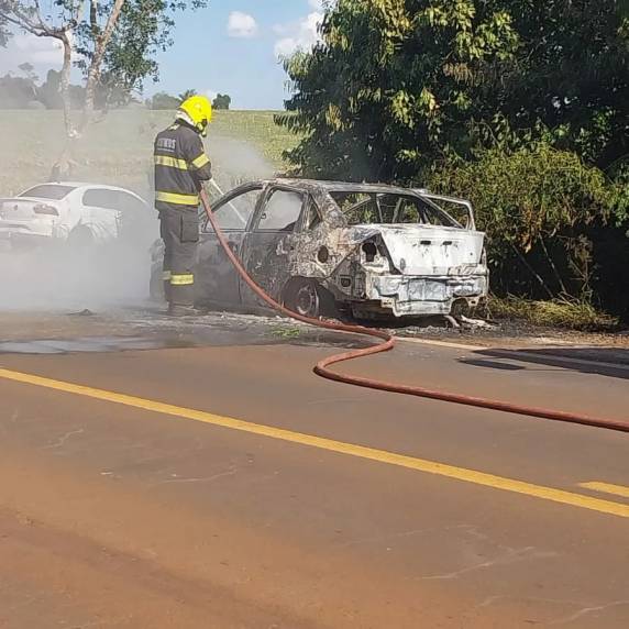 Segundo o motorista o carro pegou fogo após cruzar sobre um objeto de metal que estava na pista de rodagem