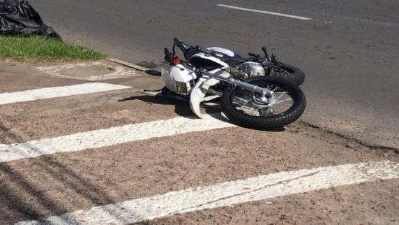Motocicleta tocou no espelho retrovisor de um carro, e o condutor caiu. Caminhão que estava logo atrás não conseguiu parar a tempo e atingiu a vítima, que não resistiu
