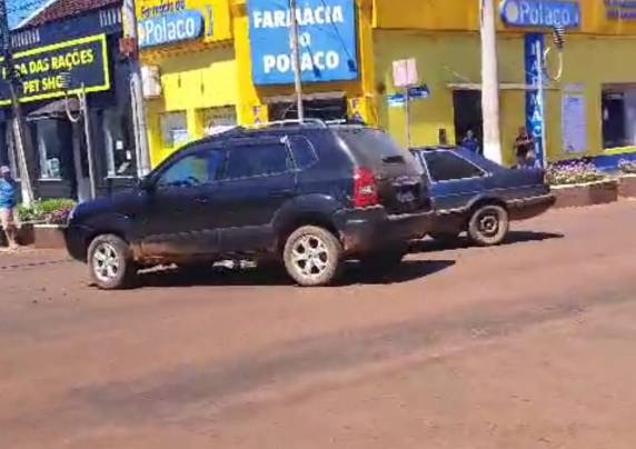 Uma caminhoneta Tucson e um Santana Colidiram na esquina da Av. Bento Gonçalves com a rua Alcides Pilau