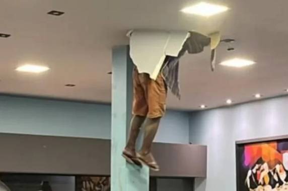 Escondidos no forro do estabelecimento comercial estavam outros dois suspeitos, que também foram presos. Caso aconteceu nesta sexta-feira (2).
