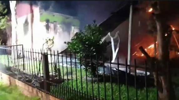 Casa é destruída por incêndio em Redentora - foto 2