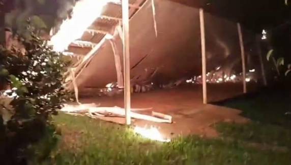 Casa é destruída por incêndio em Redentora - foto 3