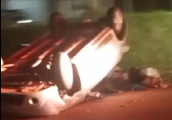 Automóvel Sandero capotou no trevo do bairro Aliança